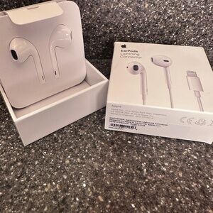 Apple EarPods with Lightning Connector - Classic White